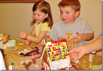 12.10.11 Making gingerbread houses (14)