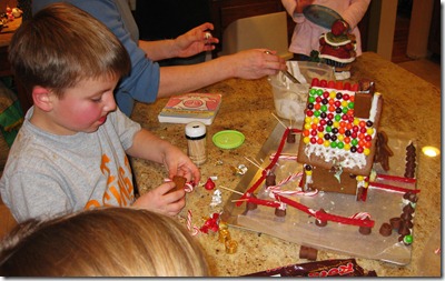 12.10.11 Making gingerbread houses (16)